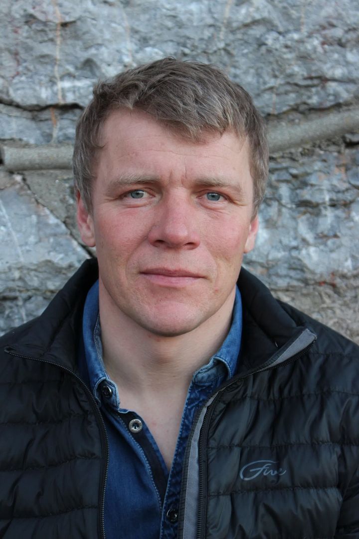 Jørgen Kjørven foran en bergvegg